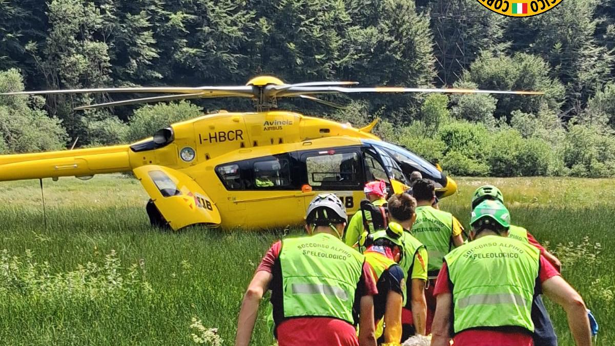 Cade con la moto a Miscoso, 47enne soccorso con l'elisoccorso