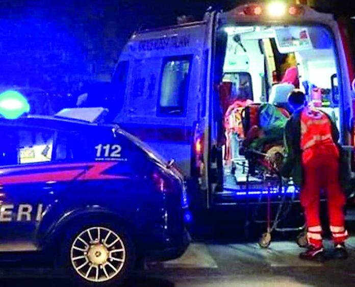 Bagna per sbaglio due persone che passano sotto al suo balcone e viene preso a bastonate