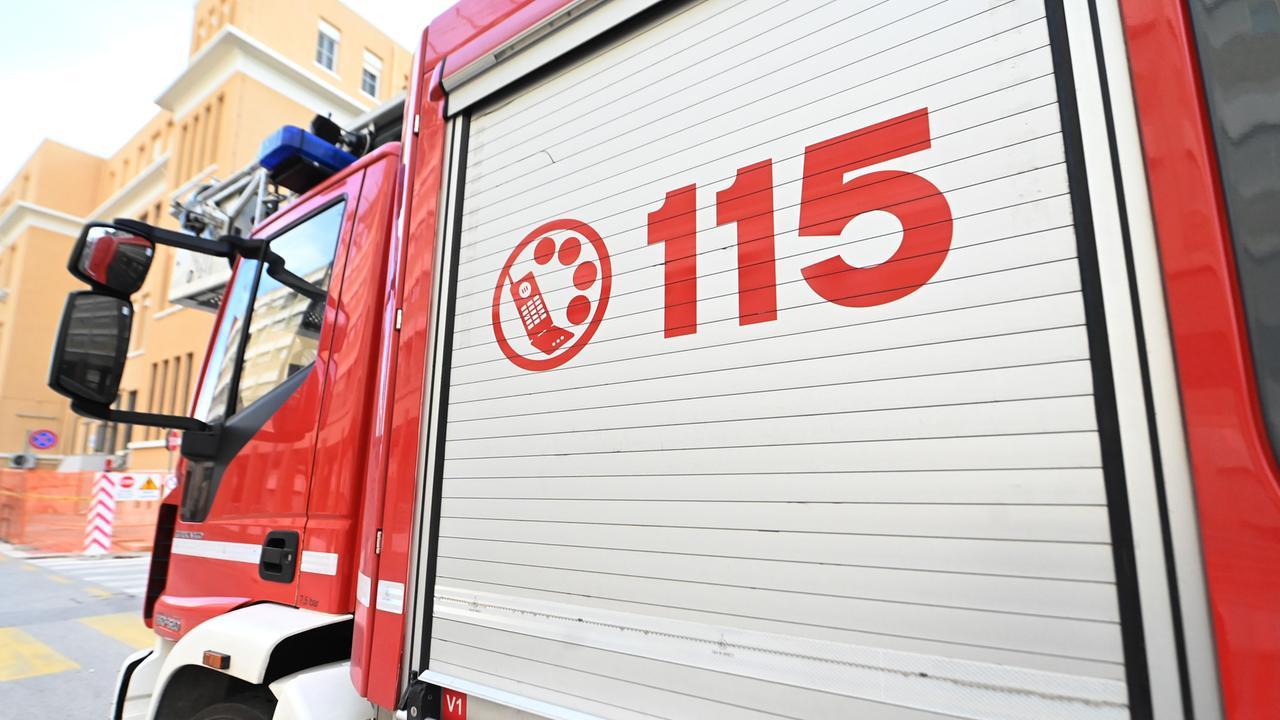 Bimba di pochi mesi piange per ore in casa, i Vigili del fuoco la trovano accanto alla nonna morta: cosa è successo