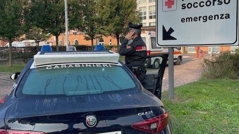 La piccola è stata soccorsa da vigili del fuoco, 118 e carabinieri e portata in ospedale a Mantova per accertamenti: sta bene