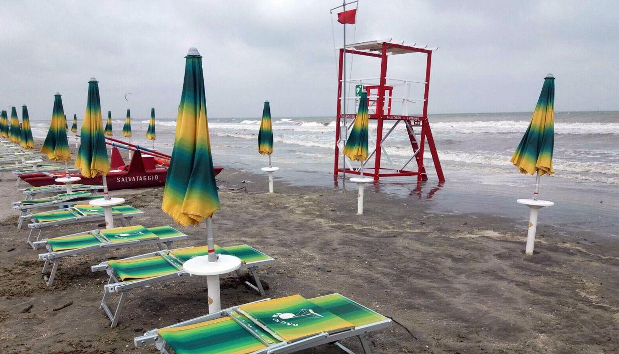 Lido Volano, l’allarme del Bagno Isra: «Persi 200 ombrelloni in 10 anni»