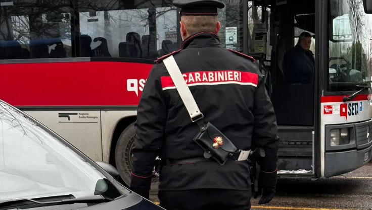 Molesta una donna sull'autobus con frasi e atti osceni: denunciato un 29enne per tentata violenza sessuale