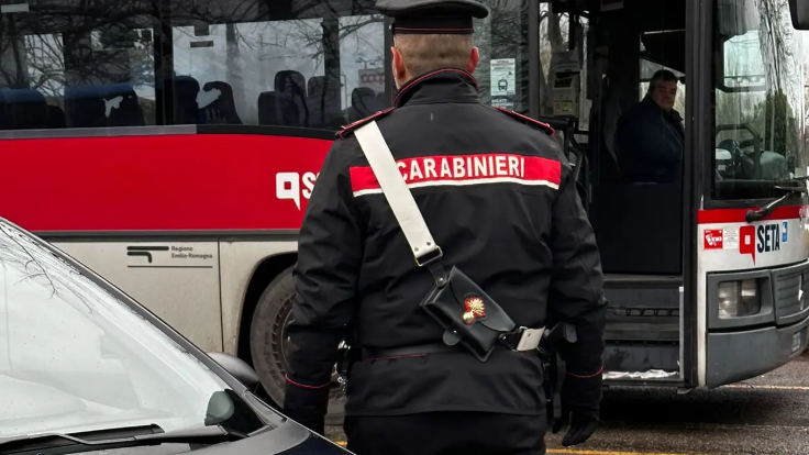 Molesta una donna sull'autobus con frasi e atti osceni: denunciato un 29enne per tentata violenza sessuale