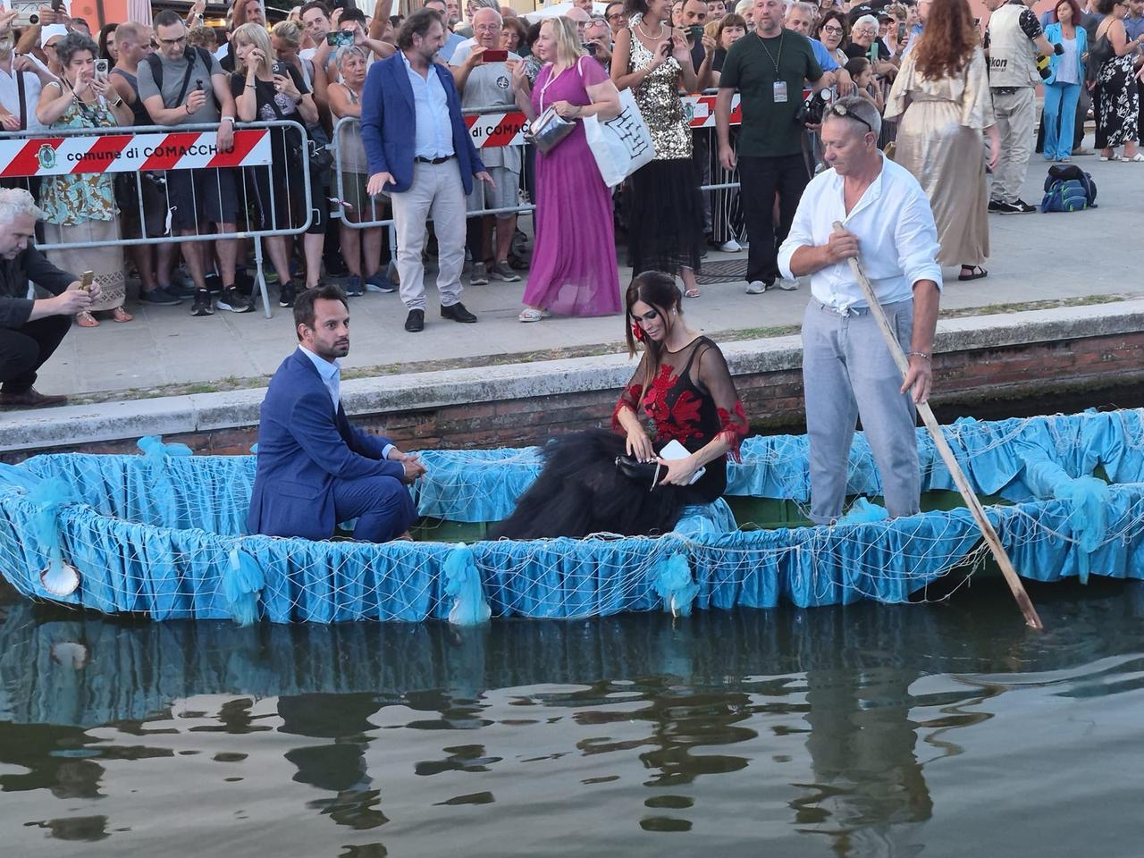 Manuela Arcuri a Comacchio: «Onorata dell’affetto del pubblico»