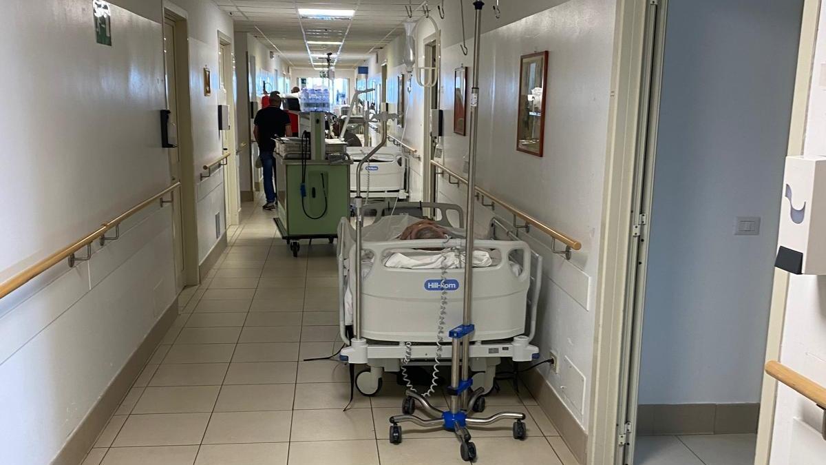 Nuoro, corsie roventi e pazienti al caldo in ospedale: a portare i ventilatori ci pensano i familiari