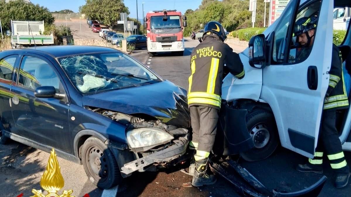 Arzachena, scontro frontale nella rotatoria: un ferito