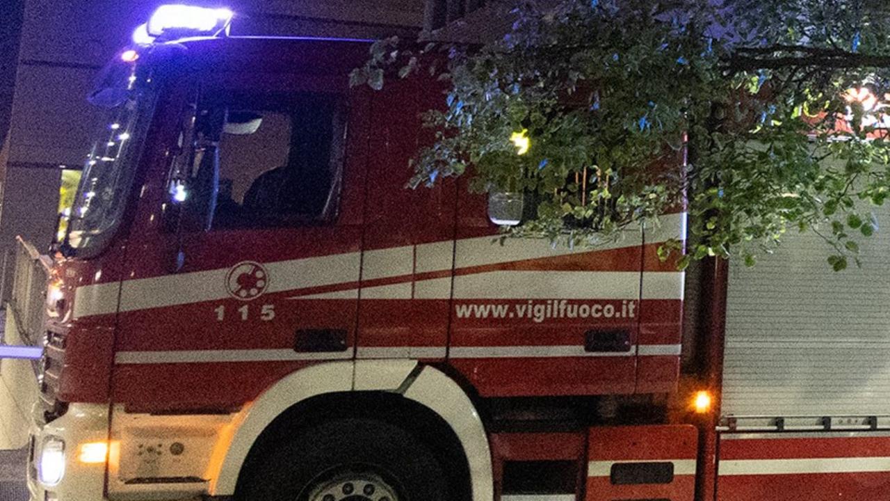 Caldo e blackout, sei ragazzi bloccati in ascensore per mezz’ora: i vigili del fuoco li liberano