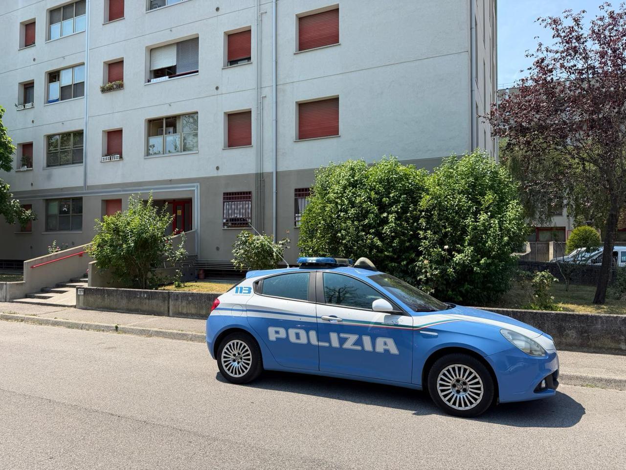 Tentato omicidio a Ferrara: una donna colpisce la convivente con un martello