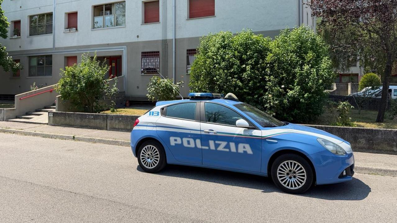 Tentato omicidio a Ferrara: una donna colpisce la convivente con un martello