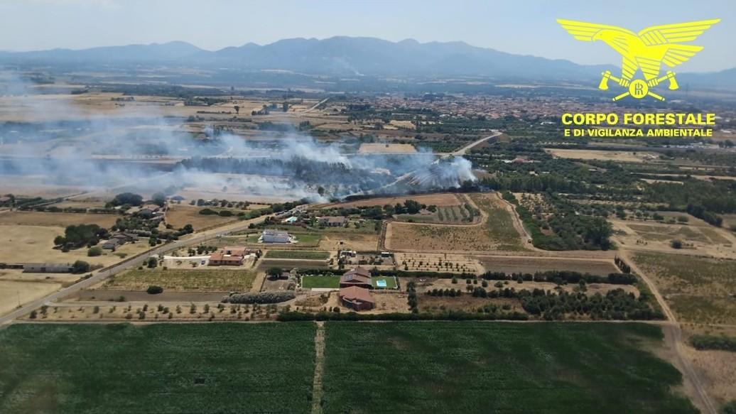 Il Sud Sardegna in fiamme: tre incendi in contemporanea, partono le evacuazioni e i salvataggi degli animali