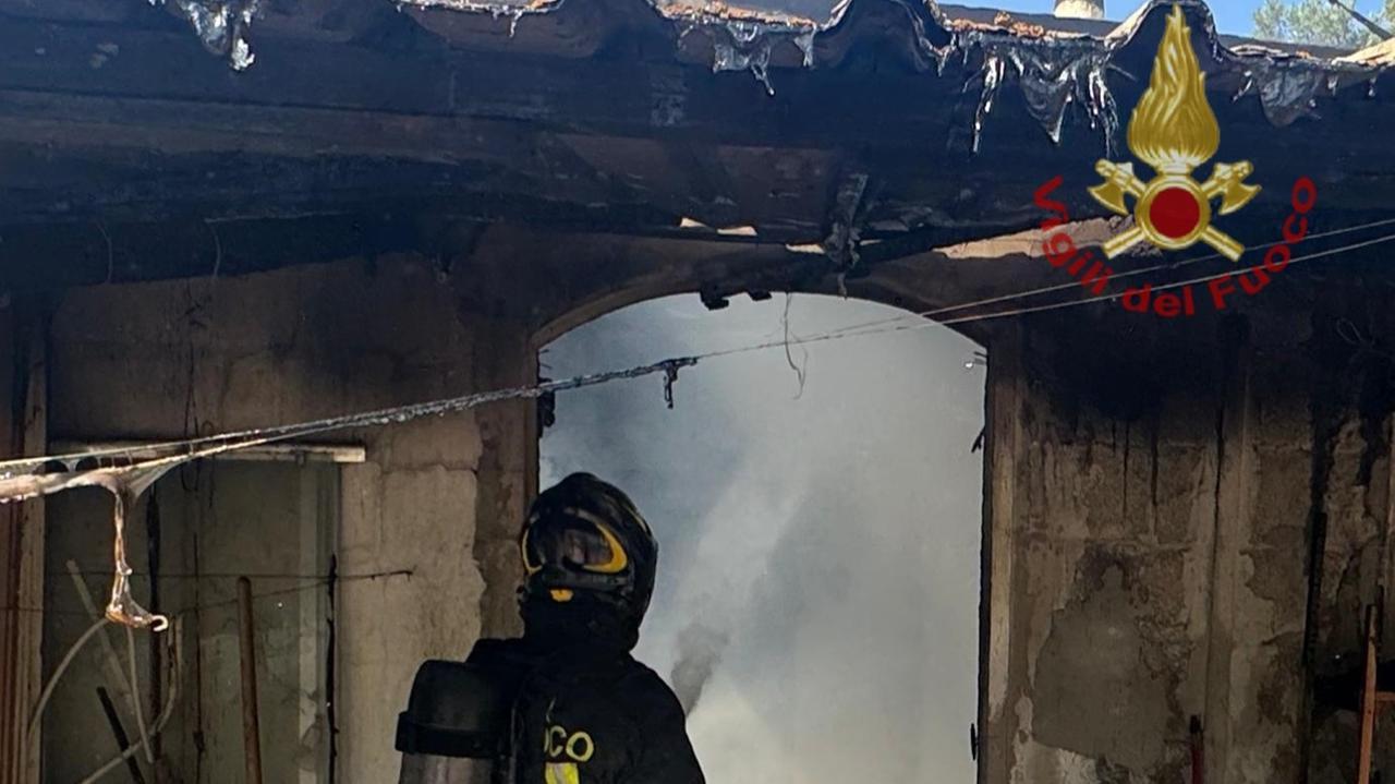 Paura nelle campagne, incendio in un'abitazione: intervengono i Vigili del fuoco