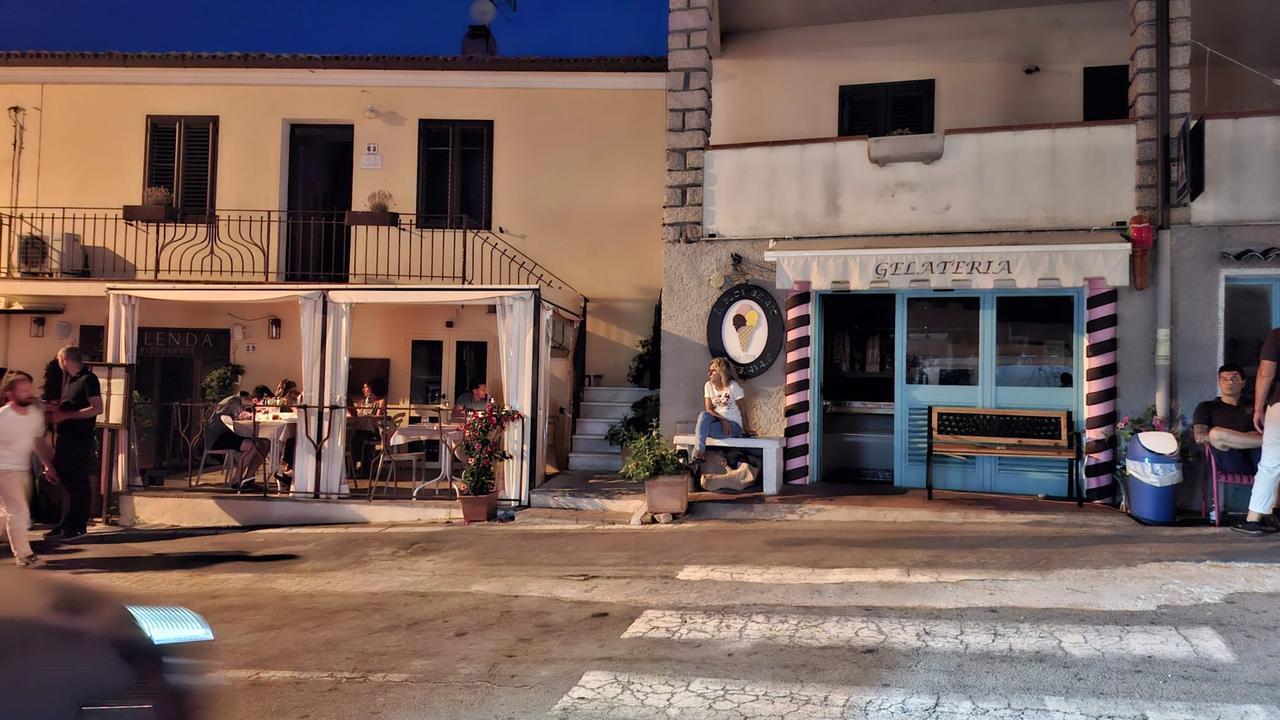 Emergenza blackout, nel borgo a 5 stelle, case e ristoranti al buio per quattro giorni di fila: «Non ne possiamo più»