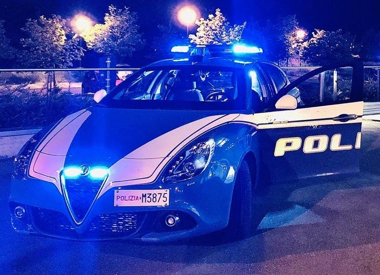 Si aggirava tra le auto in sosta: 28enne sorpreso con attrezzi da scasso e refurtiva, arrestato