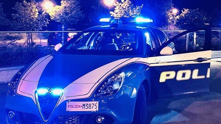 Si aggirava tra le auto in sosta: 28enne sorpreso con attrezzi da scasso e refurtiva, arrestato
