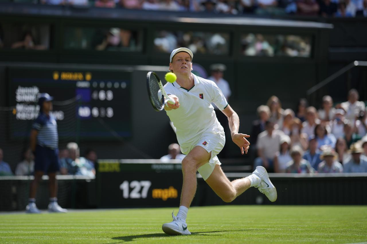Wimbledon, Sinner si fa male e soffre ma porta a casa la vittoria contro Kecmanović in 5 set