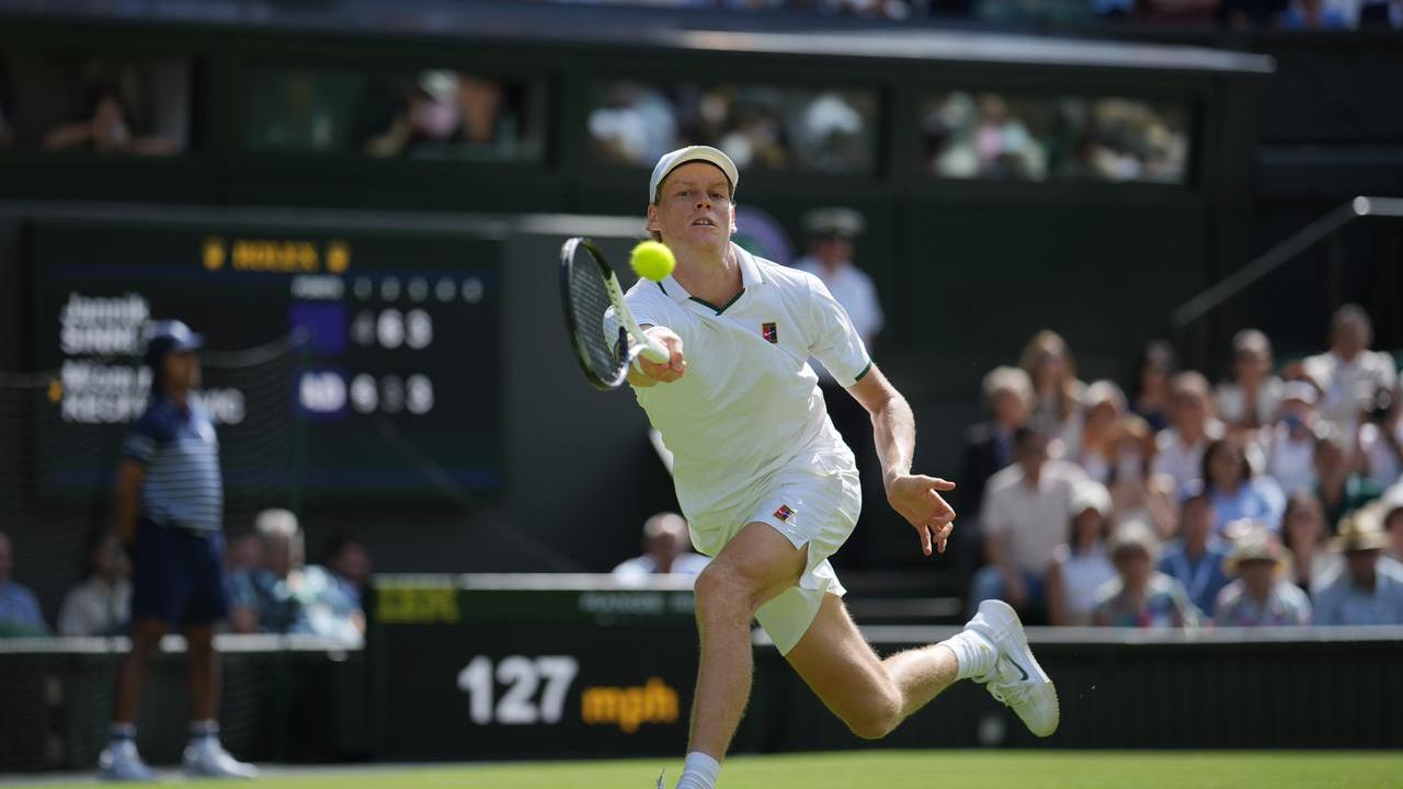 Wimbledon, Sinner si fa male e soffre ma porta a casa la vittoria contro Kecmanović in 5 set