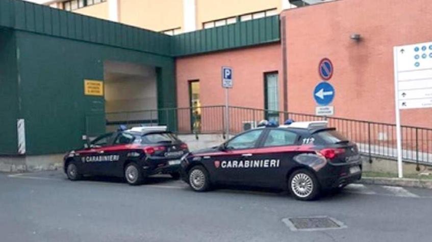 Due pattuglie dei carabinieri fuori dal pronto soccorso (foto d'archivio)