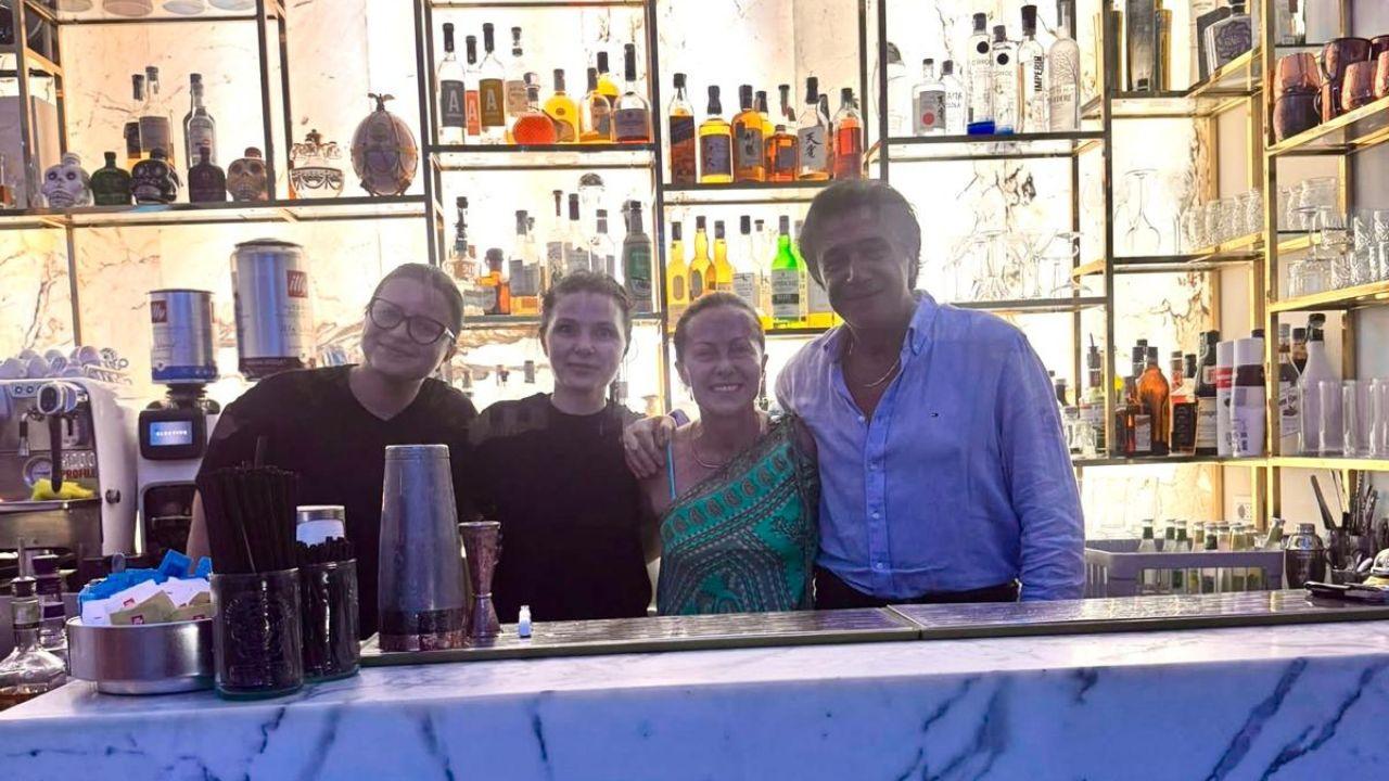 
	Giorgia Meloni nel bar di Porto Ercole (foto Enzo Russo)

