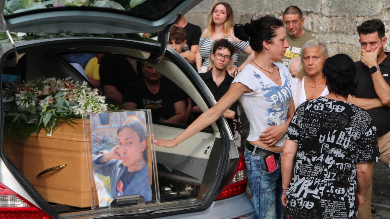 Mirko e Kety, il funerale a Camaiore - Il gesto della sorella Jessica tra la folla in lacrime e le parole della cugina / Video