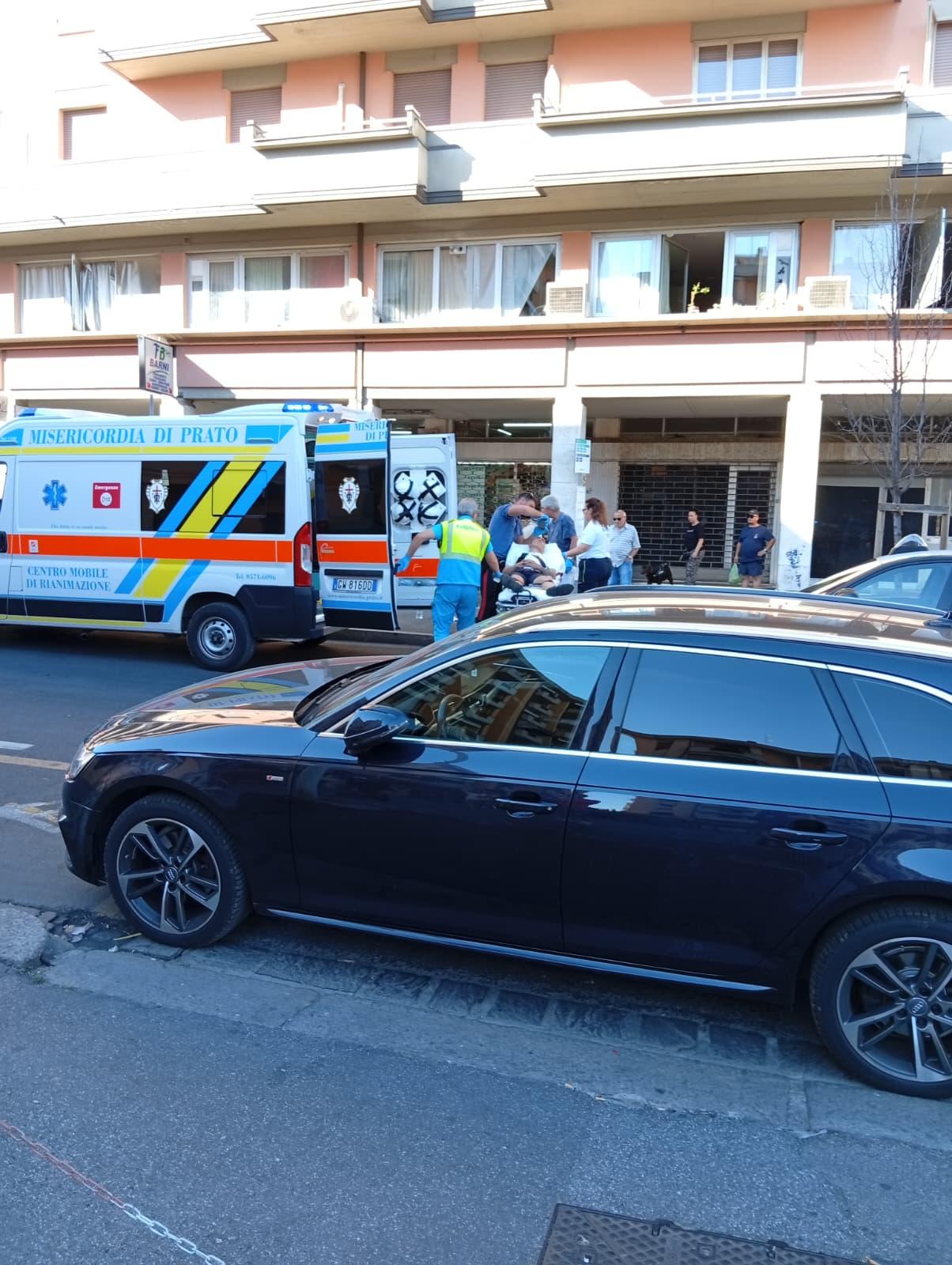 
	I soccorsi al cinese ferito sabato mattina in via Strozzi (foto Giovanni Tarducci)

