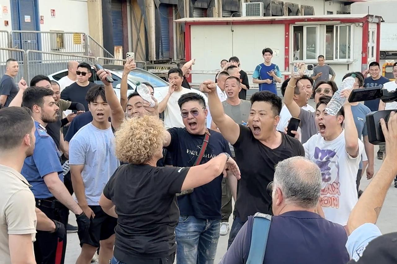 
	La protesta degli imprenditori cinesi davanti al deposito di Acca (foto Nucci)

