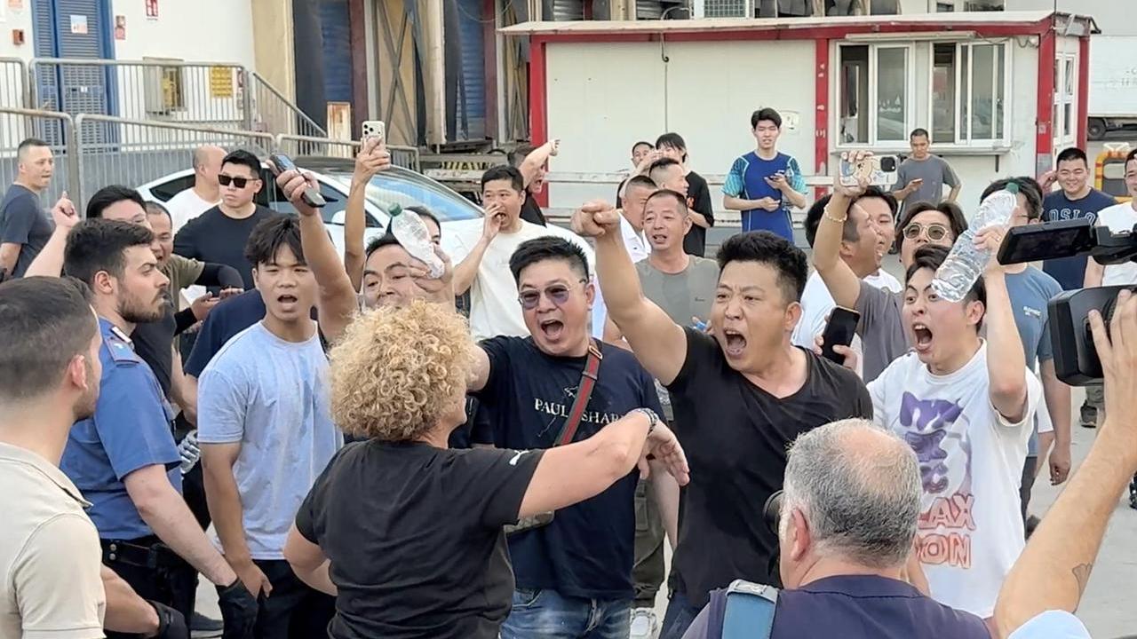 La protesta degli imprenditori cinesi davanti al deposito di Acca (foto Nucci)