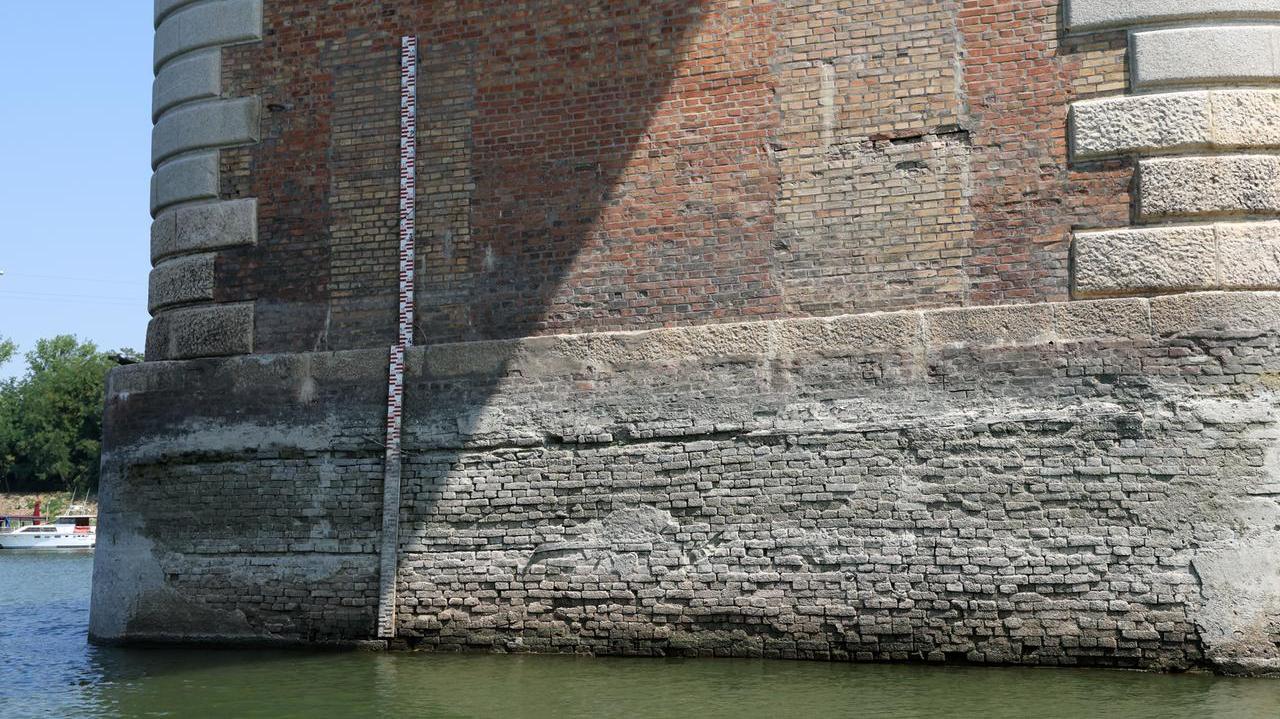 Ferrara, viaggio sul Po in secca: «Navigabilità sempre più difficile»