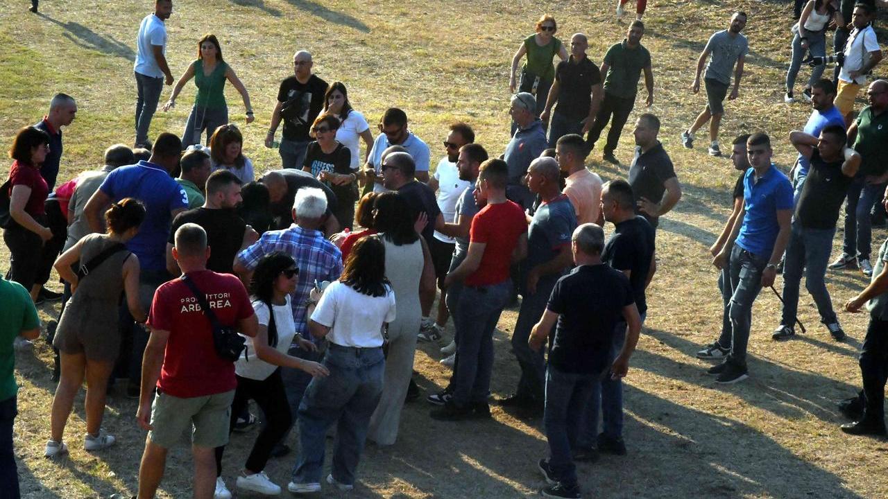 L'assembramento degli spettatori dopo la caduta (foto Francesco Pinna)