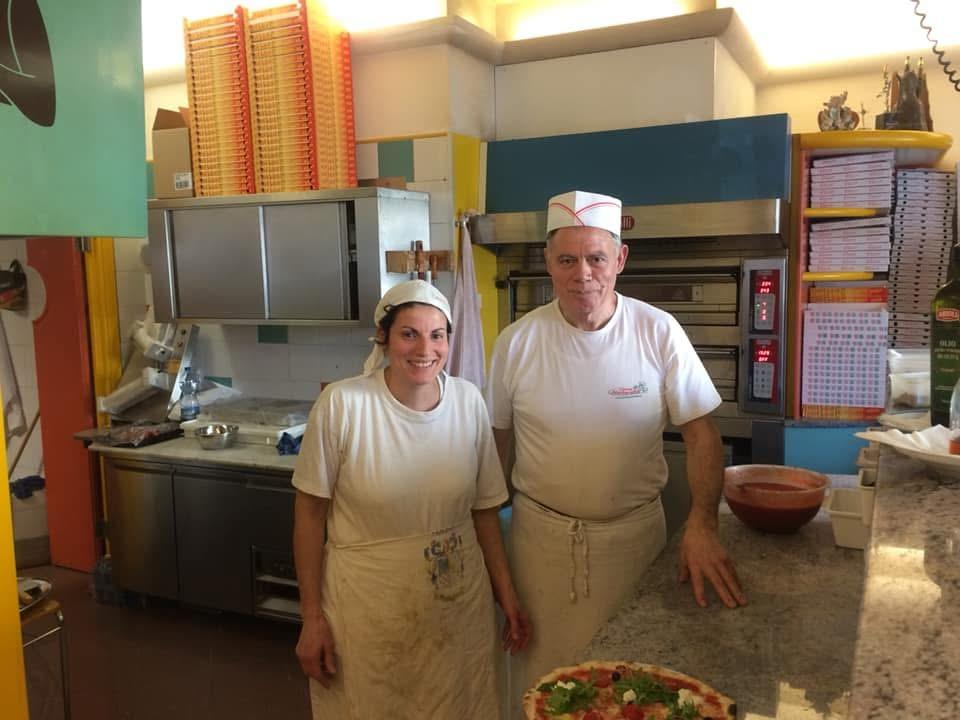 Omicidio a Reggio Emilia, il titolare della pizzeria Yoghi ucciso a coltellate da un cliente
