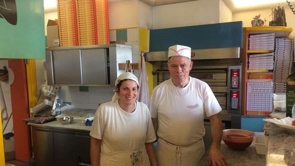 Chiede di mangiare gratis in pizzeria, il titolare si rifiuta e lui lo accoltella davanti ai clienti: morto un uomo, ferita la sorella