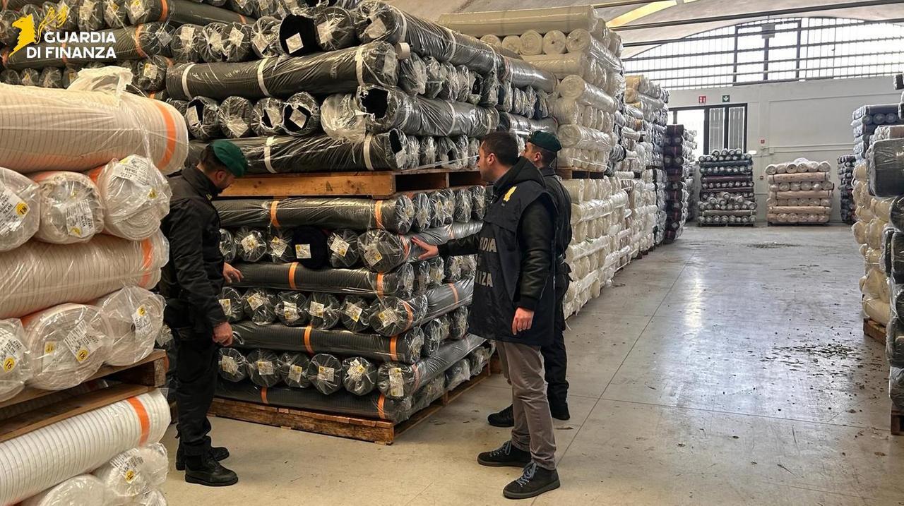 
	I controlli della guardia di finanza in uno dei depositi

