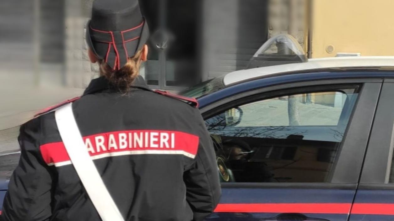 Viola i domiciliari e torna sotto casa della moglie: arrestato un 51enne