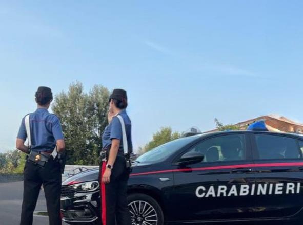 Bagnolo, tenta una spaccata poi rapina un bar con il coltello: arrestato un 29enne dopo aver aggredito i carabinieri