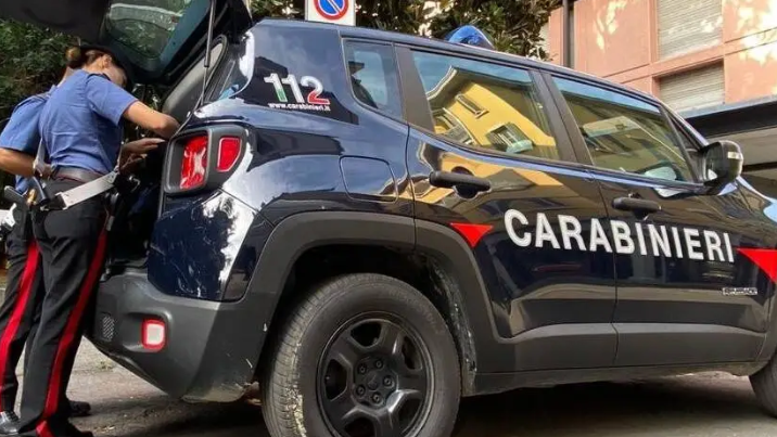 Litiga con la compagna incinta per la cena e la colpisce con un bastone e un pugno: allontanato da casa