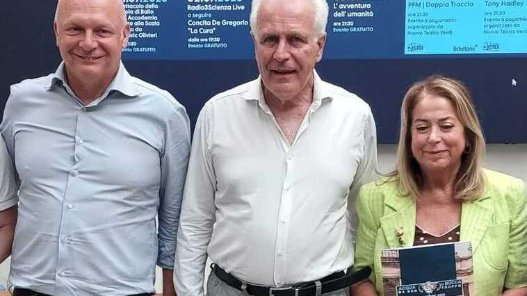 Il presidente Eugenio Giani (al centro) con il sindaco Claudio Del Rosso e l'assessora alla cultura Beatrice Chelli