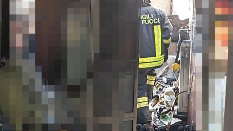 Appartamento in fiamme a Palau: gravi danni, lo stabile è inagibile