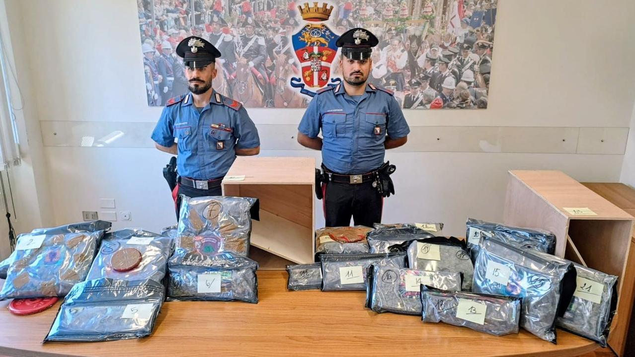 Sorpreso dai carabinieri con il bagagliaio pieno di droga: arrestato
