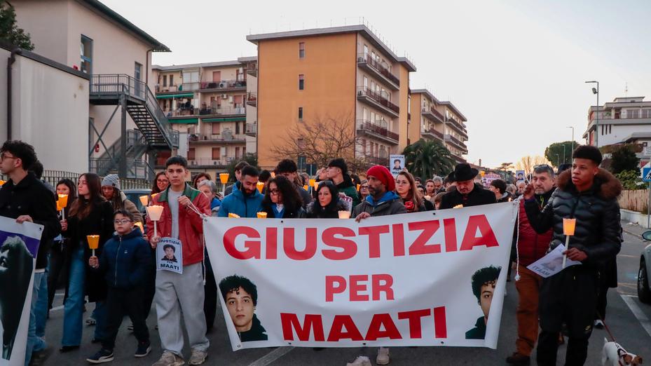 Un corteo di amici e familiari per ricordare Maati