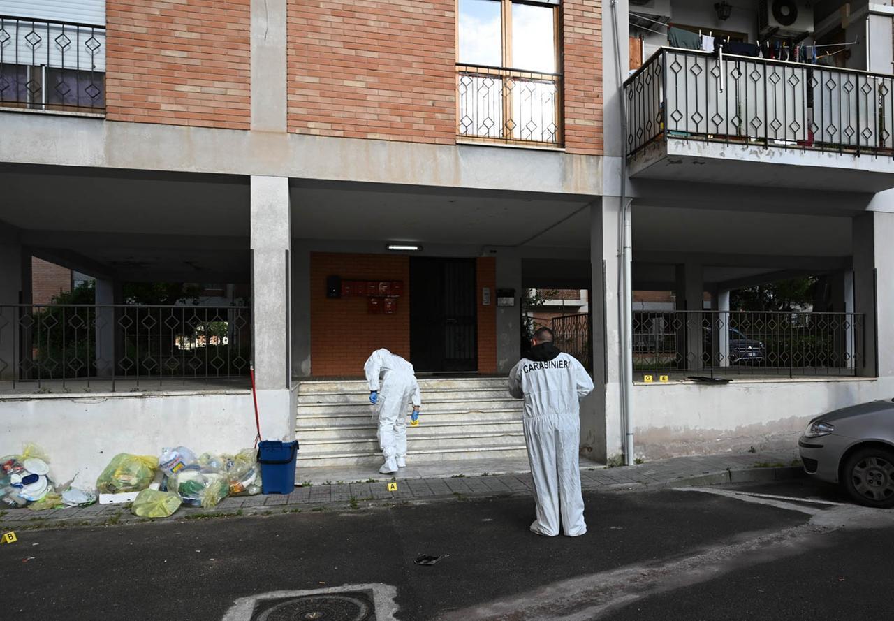 I rilievi del Ris dopo l'omicidio di Leonardo Mocci  in piazza Settimio Severo a Monserrato