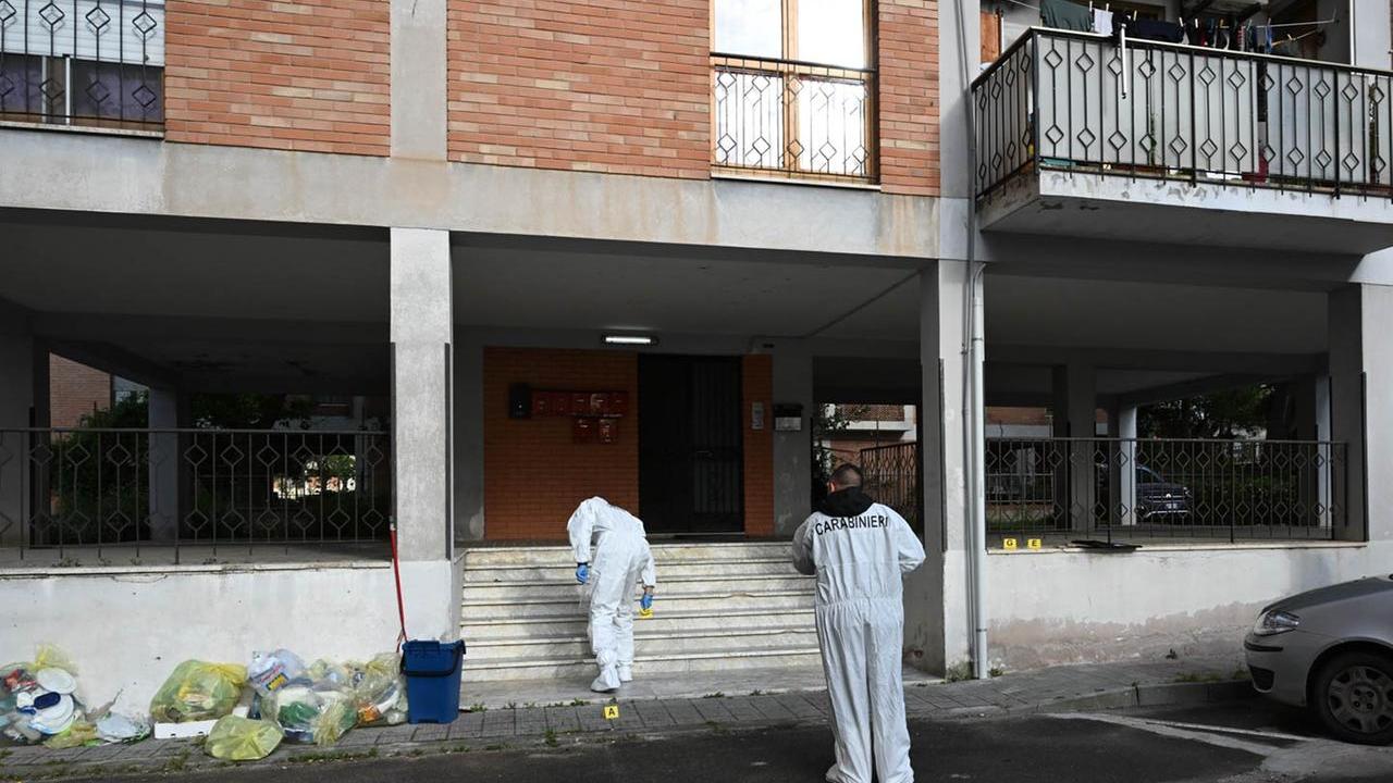 I rilievi del Ris dopo l'omicidio di Leonardo Mocci in piazza Settimio Severo a Monserrato