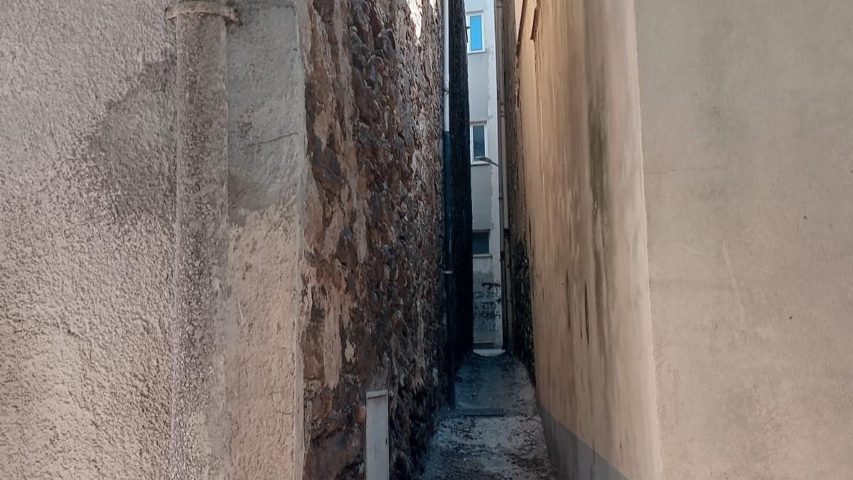 Invisibile e strettissimo, in un paese dell’isola c’è un vicolo senza nome – Ecco dov’è