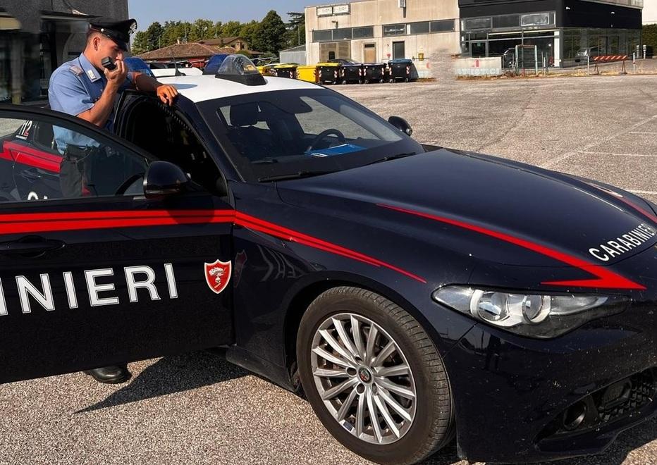 Copparo, ubriaco molesta i clienti del bar. Poi si denuda e compie atti osceni