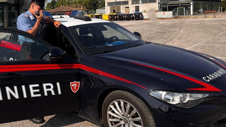 Copparo, ubriaco molesta i clienti del bar. Poi si denuda e compie atti osceni