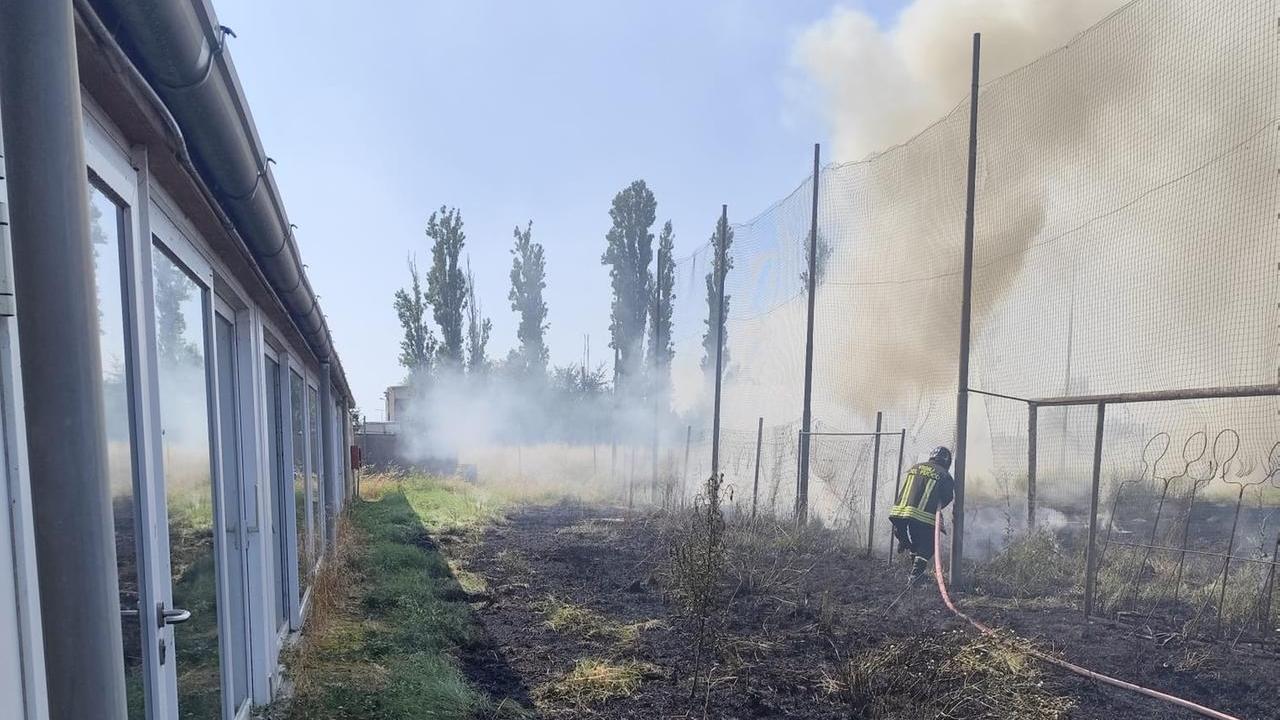 Incendio di sterpaglie a Pilastri di Bondeno, le fiamme minacciano il campo sportivo