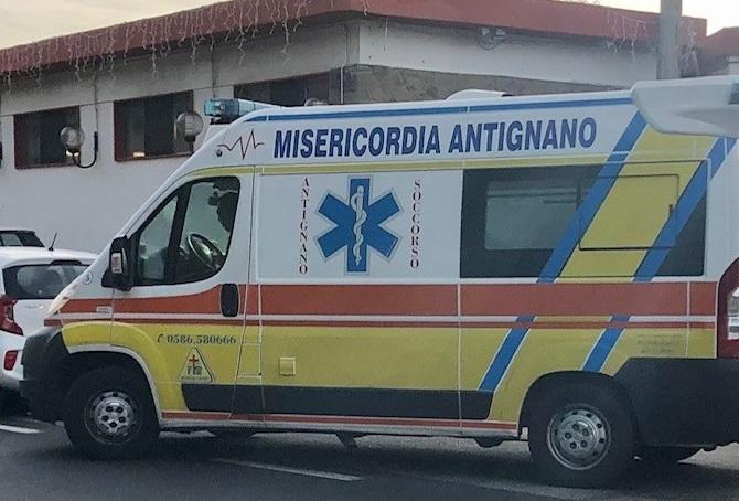 Un'ambulanza della Misericordia di Antignano (foto d'archivio)