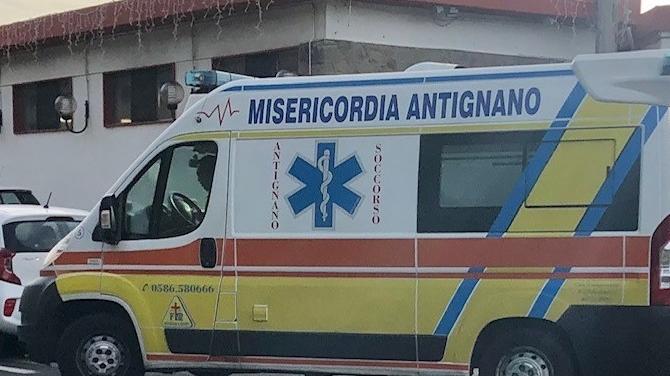 Un'ambulanza della Misericordia di Antignano (foto d'archivio)