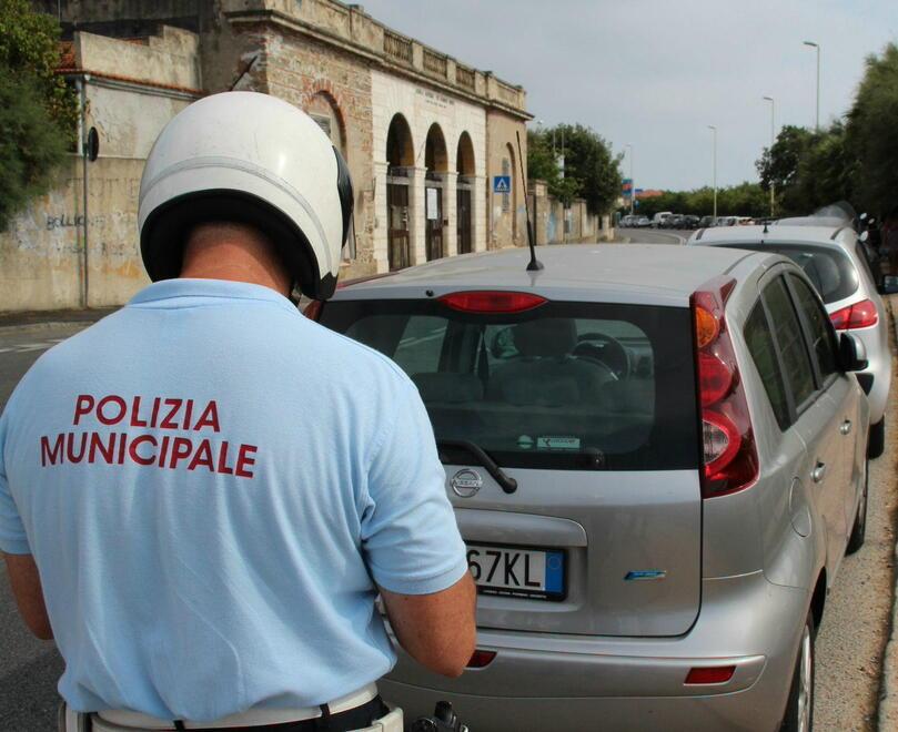 Un agente della municipale sul lungomare (foto d'archivio)