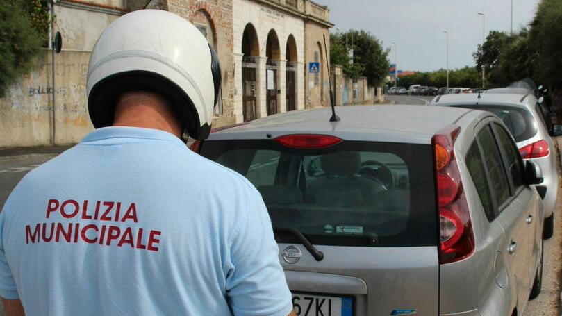 Un agente della municipale sul lungomare (foto d'archivio)