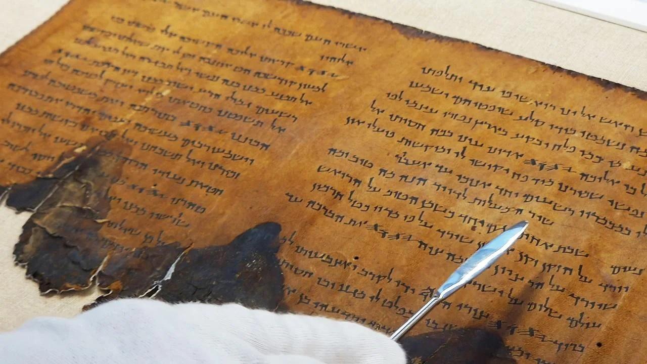 Archeologia, il mistero dei Rotoli del Mar Morto: l’IA potrà svelare nuovi dettagli sorprendenti – La svolta