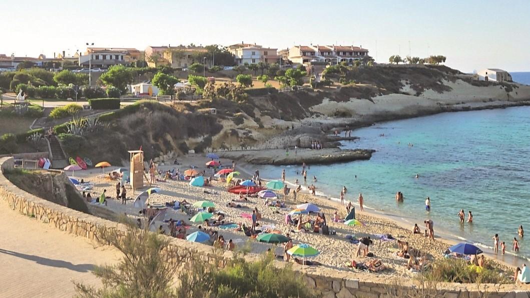 Vietato fumare e niente bivacchi: nelle spiagge scattano regole e divieti